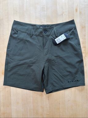 NWT Oakley Men’s Waist 33 Five Pockets Hybrid 18 Shorts New Dark Brush Green